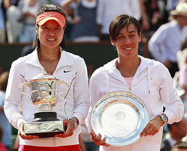 Li Na of China (left) and Francesca Schiavone pose with their trophies