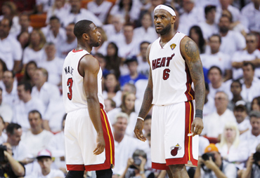 Miami Heat's LeBron James (R) and Dwyane Wade