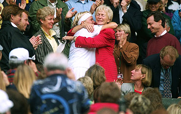 Jana Novotna kisses her mother in the stands