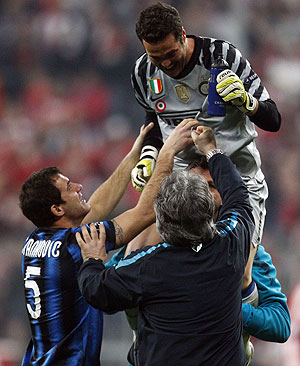 Julio Cesar, goalkeeper of Inter Milan (top) celebrates with teammates after their win over Bayern on Tuesday