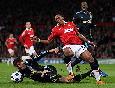 Marseille's Gabriel Heinze (left) battles for the ball with Manchester United's Nani
