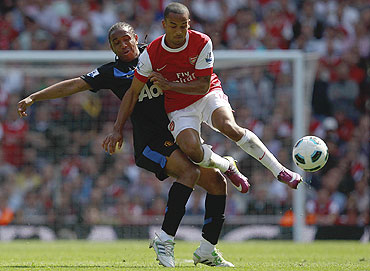 Manchester United's Anderson (left) challenges Arsenal's Theo Walcott