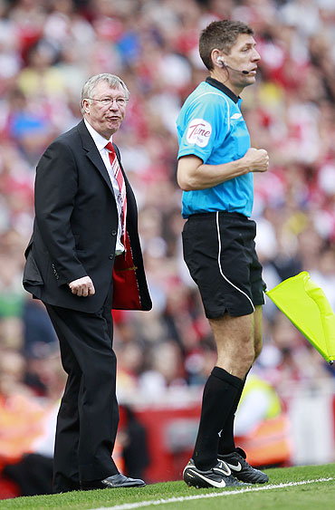 Manchester United manager Alex Ferguson (left) shouts at the assistant referee after Michael Owen had a penalty shout turned down