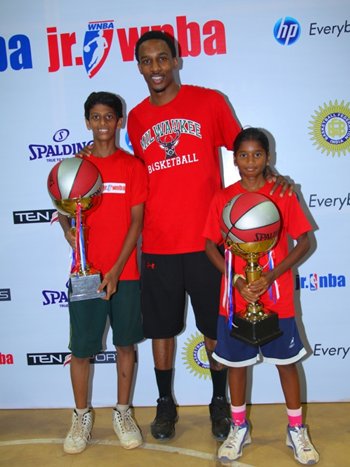 BA star Brandon Jennings, flanked by the winners of the Jr. NBA/WNBA National Skills Challenge, Danish Qureshi of Mumbai (left) and Nishanti of Chennai
