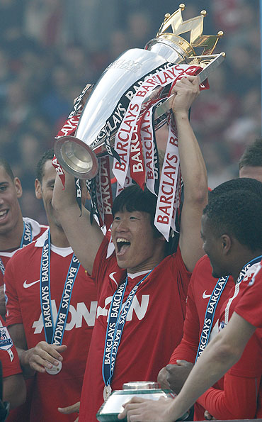 Park Ji-sung (centre) celebrates with team mates with the Premier League trophy