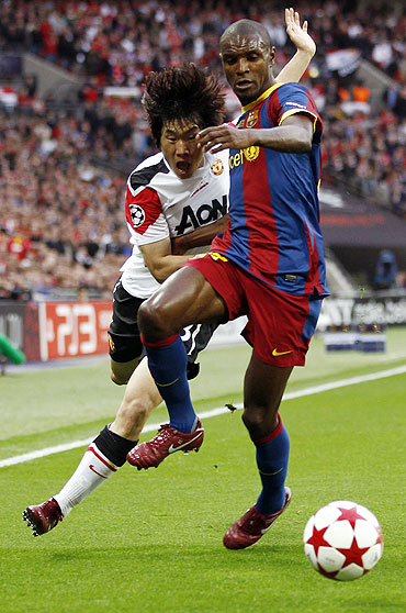 Barcelona's Eric Abidal (right) and Manchester United's Park Ji-sung vie for possession