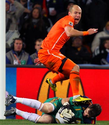 Arjen Robben fails to get the ball past Spain goalkeeper Iker Casillas
