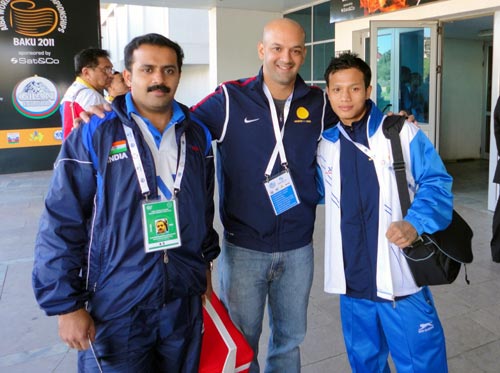 Viren Rasquinha (centre) with Indian boxer Devendro Singh (right) and physio Hari
