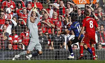 Javier Hernandez scores for Man United against Liverpool