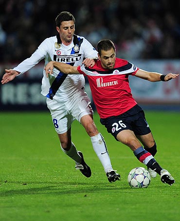 Joe Cole of Lille and Inter Milan's Thiago Motta vie for possession