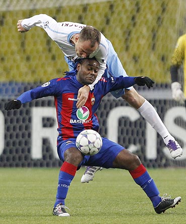 Trabzonspor's Arkadiusz Glowacki (top) fights for the ball with CSKA Moscow's Vagner Love