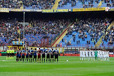 Inter Milan and Chievo Verona players hold a minute of silence tribute after the death of Simoncelli