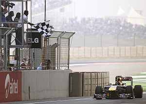 Sachin Tendulkar waves the chequered flag as Sebastian Vettel wins the Indian GP on Sunday