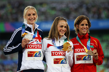 Jennifer Barringer Simpson of the USA poses with the gold medal, Hannah England of Great Britain the silver and Natalia Rodr guez of Spain the bronze