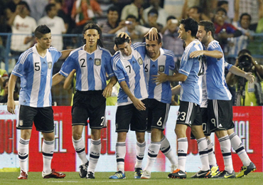 Argentina players celebrate Otamundi's (3) goal