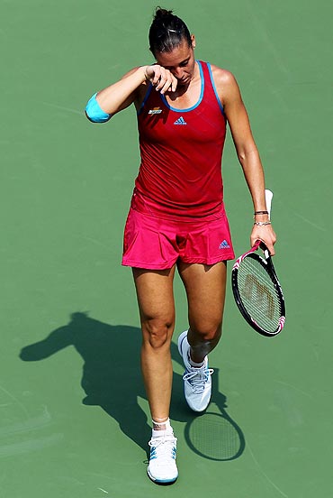 Flavia Pennetta feels the heat during her match against Peng Shuai