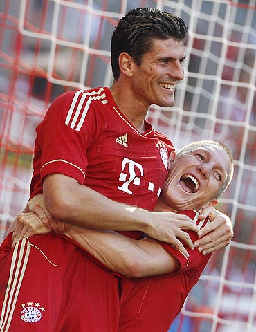 Bayern Munich's Mario Gomez (left) celebrates with Bastian Schweinsteiger after scoring against Freiburg