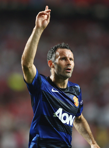 Ryan Giggs of Manchester United celebrates his goal during the UEFA Champions League Group C match between SL Benfica and Manchester United at the Estadio da Luz