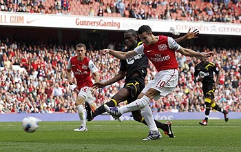 Arsenal's Robin Van Persie (R) shoots and scores his goal against Bolton Wanderers during their English Premier League soccer match at the Emirates Stadium in London