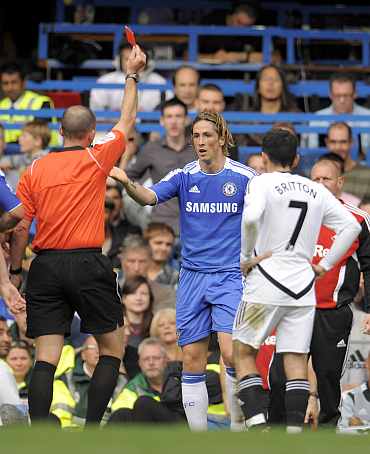 Fernando Torres recieves a red card