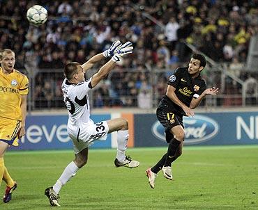 Barcelona's Pedro Rodr guez (right) scores past BATE Borisov's goalkeeper Aleksandr Gutor