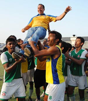 Karim Bencherifa is chaired by Salgaocar players after the I-League triumph