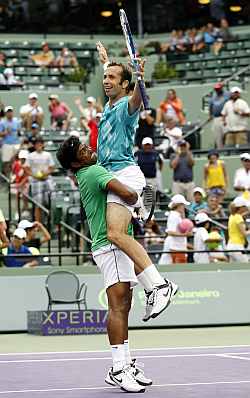 Paes lifts his partner Stepanek after clinching victory