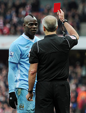 Referee Martin Atkinson shows Mario Balotelli a red card during the EPL match against Arsenal on Sunday