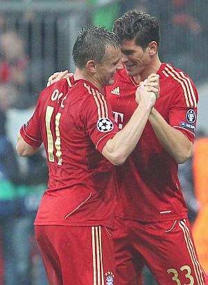 Ivica Olic (left) celebrates with Mario Gomez