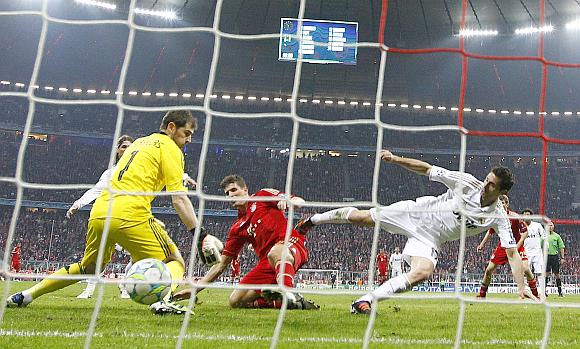 Mario Gomez (centre) of Bayern Munich scores his team's winning goal