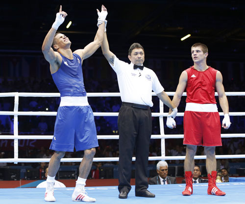 Britain's Anthony Ogogo (L) wins against the Ukraine's Ievgen Khytrov in their Men's Middle (75kg) Round of 16 boxing match