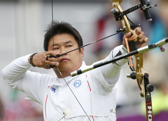 South Korea's Oh Jin Hyek aims during the men's individual round of 16 eliminations at the Lord's Cricket Ground