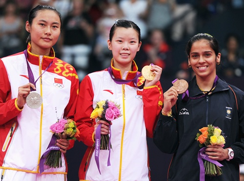 Xuerui Li on the podium with her gold medal, flanked by Yihan Wang (left) and Saina Nehwal