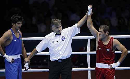 Uzbekistan's Abbos Atoev, right, defeats India's Vijender Singh in a middleweight 75-kg quarterfinal boxing match