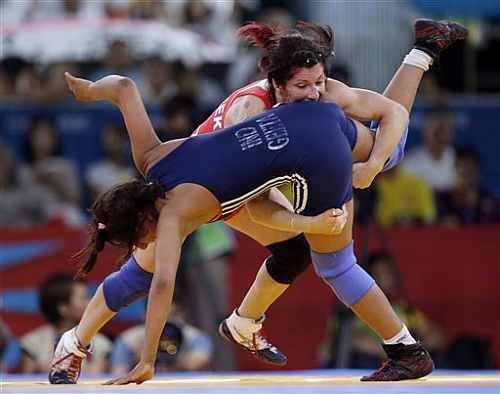 Tonya Lynn Verbeek of Canada competes against Geeta Phogat of India (in blue) during a 55-kg women's freestyle wrestling competition