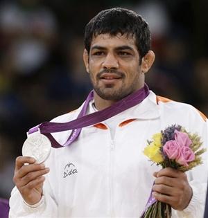 Sushil Kumar proudly displays his silver medal