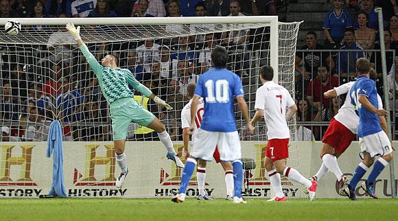 Italy's De Rossi scores (right)