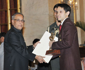 P Kashyap recieves the Arjuna Award from President Pranab Mukherjee