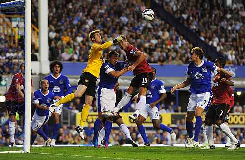 David de Gea punches the ball during a game against Everton