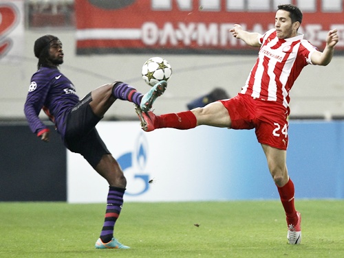 Arsenal's Gervinho (left) challenges Olympiakos' Kostas Manolas