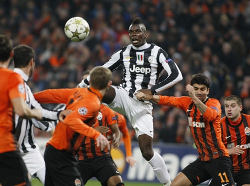 Juventus' Paul Pogba (centre) outjumps Shakhtar Donetsk's Eduardo (second right)