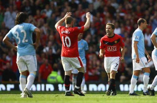 Michael Owen of Manchester United celebrates scoring the winning goal in injury time with team mate Wayne Rooney