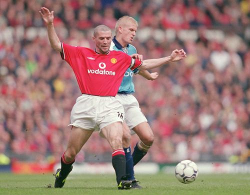 Roy Keane (left) of Manchester United tussles with Alf Inge Haaland (right) of Manchester City