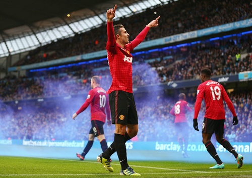 Robin van Persie of Manchester United celebrates scoring the winning goal