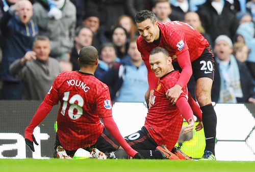 Wayne Rooney of Manchester United celebrates scoring the opening goal