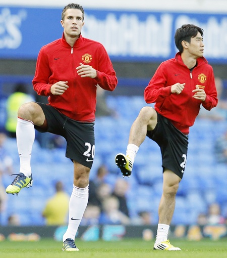 Manchester United's Robin van Persie (left) and Shinji Kagawa warm up
