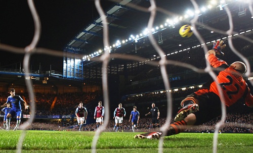 Oscar of Chelsea shoots from the penalty spot
