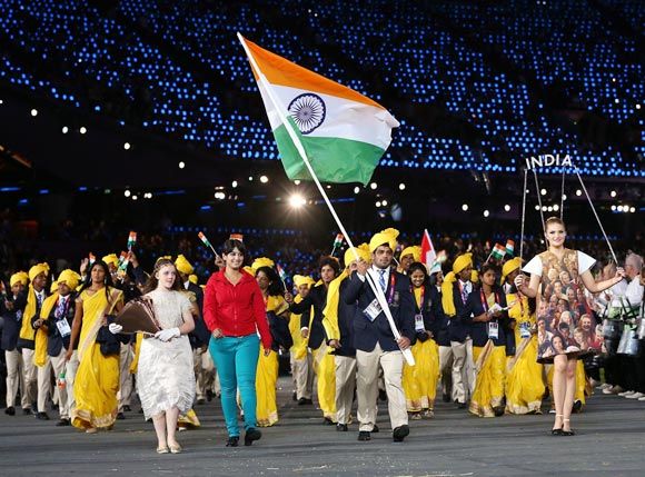 Sushil Kumar carries the Indian flag 