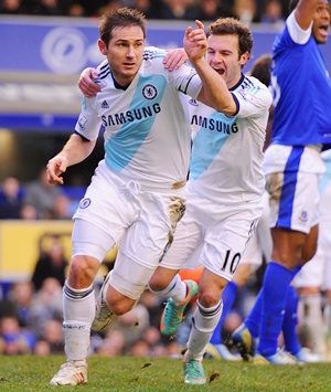 Frank Lampard (left) of Chelsea celebrates
