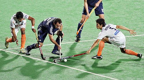 India's Yuvraj Walmiki and Khadangbam fight for the ball with France's Verrier